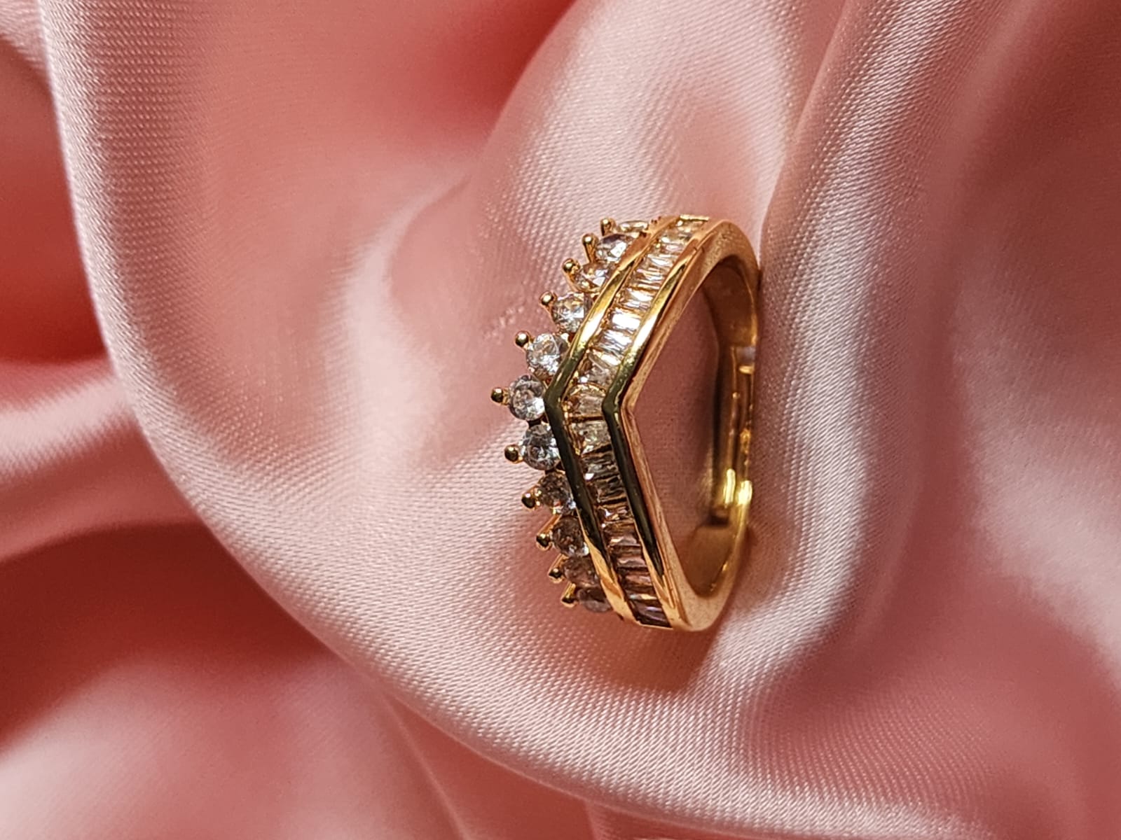 Regal Crown V-Band Gold Ring - Image 2